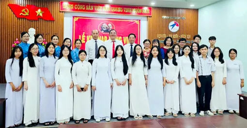 41 học sinh Trường THPT Hoàng Diệu được kết nạp vào Đảng