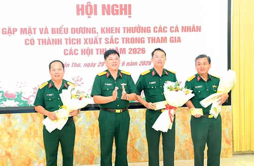 Bộ Chỉ huy Quân sự TP Cần Thơ khen thưởng các cá nhân đạt thành tích cao trong các cuộc thi, hội thi