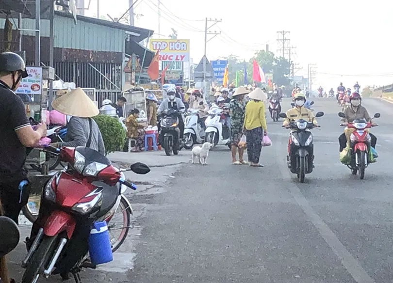 Mua bán lấn chiếm lòng, lề đường tại chợ Long Thạnh, dốc cầu Cái Nhum