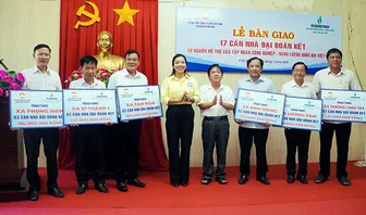 Bàn giao 17 căn nhà Đại đoàn kết