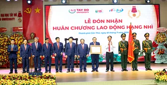 Trường Đại học Tây Đô đón nhận Huân chương Lao động hạng Nhì