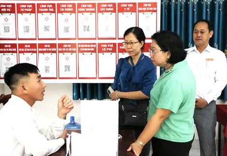 Xây dựng nền hành chính gần dân, vì dân phục vụ