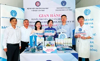 Gian hàng tuyên truyền, tư vấn và giải đáp chính sách bảo hiểm y tế