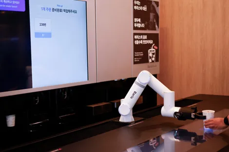 Các chủ cửa hàng Hàn Quốc chuộng nhân viên robot