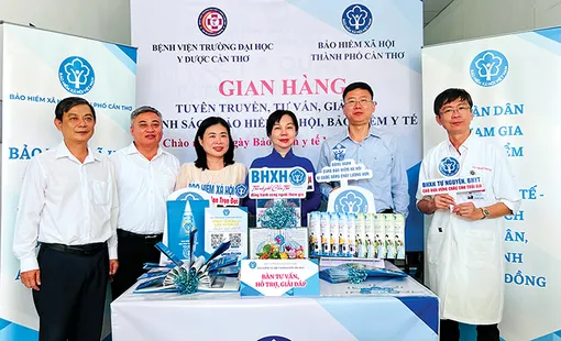 Gian hàng tuyên truyền, tư vấn và giải đáp chính sách bảo hiểm y tế