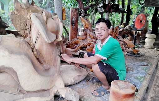 ផ្ដើម​ពី​គល់​ឈើ​ដែល​គេ​បោះ​ចោល បង្កើត​បាន​អា​ជីព​ចម្លាក់​
