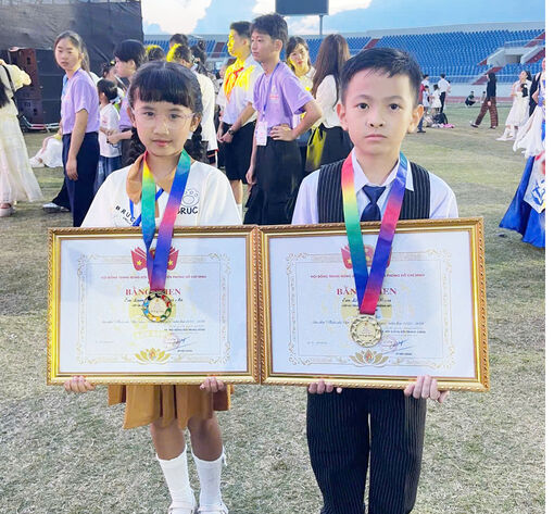 ចំ​ណាប់​អា​រម្មណ៍​ចំ​ពោះ​កុមារី​ថ្នាក់​ទី​៣ ដែល​ទទួល​បាន​ជ័យ​លា​ភី​លេខ​១ ក្នុង​ពិ​ធី​ប្រ​ឡង​"កុមារ​វៀត​ណាម - ឈាន​ឆ្ពោះ​ទៅ​កាន់​ពិ​ភព​លោក"