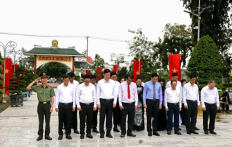 គណៈ​ប្រតិ​ភូ​ខេត្ត​ថាញ​ហ្វា អញ្ជើញ​ចូល​គោរព​វិញ្ញាណ​ក្ខន្ធ​នៅ​បូ​ជនីយ​ដ្ឋាន​យុទ្ធ​ជន​ពលី​ទី​ក្រុង​កឹង​ធើ