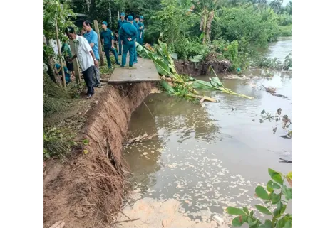 Sạt lở ở xã Nhơn Mỹ làm đoạn đường giao thông dài hàng chục mét sụp hoàn toàn xuống sông