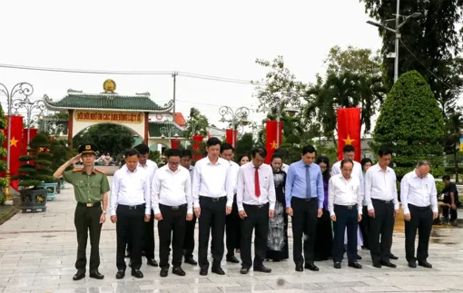 Đoàn đại biểu tỉnh Thanh Hóa viếng Nghĩa trang Liệt sĩ TP Cần Thơ