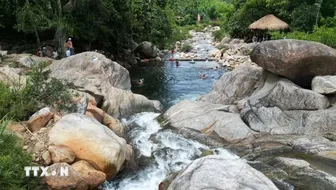 Vẻ đẹp hoang sơ của Hồ Rà Hách-Suối Ruông giữa đại ngàn Trường Sơn