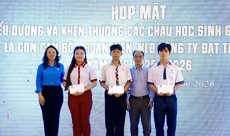 Trao 104 phần quà tặng con đoàn viên, người lao động học giỏi