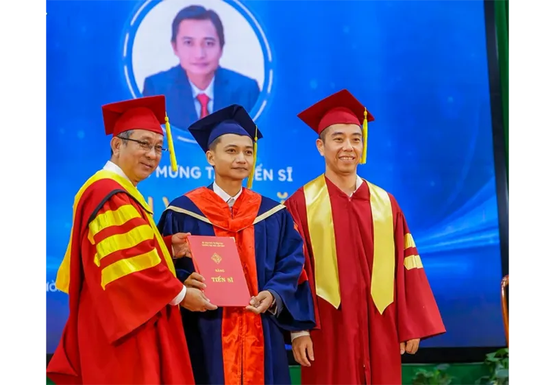 Đại học Cần Thơ trao bằng tốt nghiệp cho 290 tân tiến sĩ, thạc sĩ