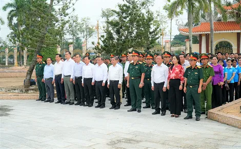 Tiến hành lấy mẫu hài cốt liệt sĩ chưa xác định được thông tin tại phường Ô Môn