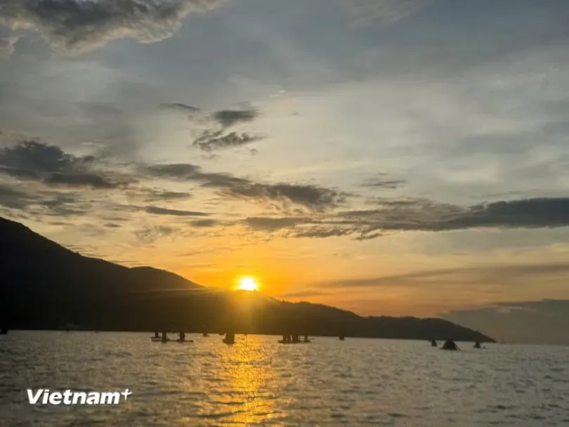 Đến Đà Nẵng trải nghiệm chèo SUP ngắm bình minh trên biển Mân Thái