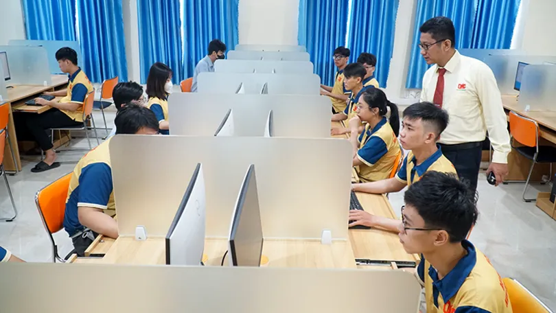 Điểm sàn xét tuyển đại học chính quy năm 2026 dao động từ 15-23 điểm