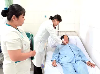 Ăn khoai mì bị sặc, tím tái, may mắn được bác sĩ cứu kịp
