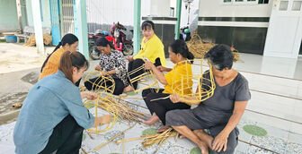 បង្កើត​របរ​ចិញ្ចឹម​ជីវិត​ជូន​ប្រ​ជា​ជន​ពី​ទម្រង់​ត្បាញ​កក់​