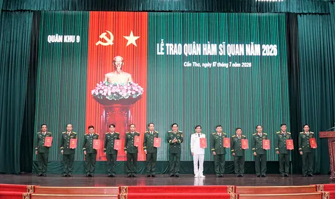 Đảng ủy, Bộ Tư lệnh Quân khu 9 tổ chức Lễ trao quân hàm sĩ quan năm 2026