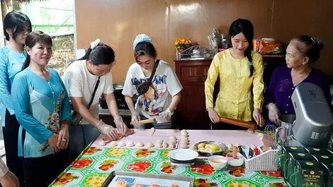 Du khách thích thú trải nghiệm làm bánh pía giữa miệt vườn Cần Thơ