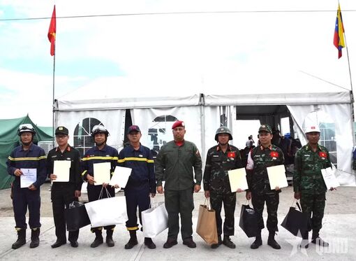 Vietnamese rescuers awarded "Hero of Venezuela" medal