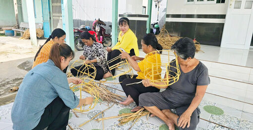 បង្កើត​របរ​ចិញ្ចឹម​ជីវិត​ជូន​ប្រ​ជា​ជន​ពី​ទម្រង់​ត្បាញ​កក់​