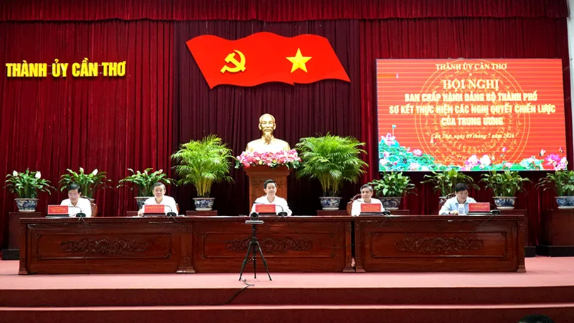 Lãnh đạo các cấp TP Cần Thơ thảo luận kết quả thực hiện 10 nghị quyết chiến lược của Trung ương