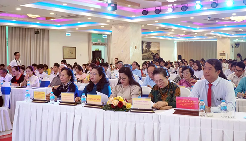 Trao 310 suất học bổng “Học không bao giờ cùng”