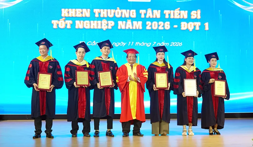 Trường Đại học Tây Đô trao bằng tốt nghiệp tiến sĩ khóa đầu tiên