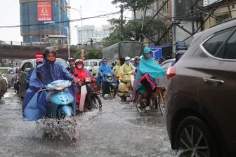 Thời tiết ngày 12/7: Mưa dông diện rộng, nhiều vùng biển động mạnh