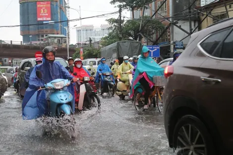 Thời tiết ngày 12/7: Mưa dông diện rộng, nhiều vùng biển động mạnh
