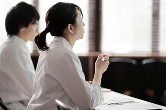 Trách nhiệm gia đình cản trở phụ nữ Nhật học tập nâng cao trình độ