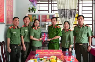 Khảo sát, tặng sách và hướng dẫn xây dựng “Tủ sách Hồ Chí Minh” tại Công an TP Cần Thơ
