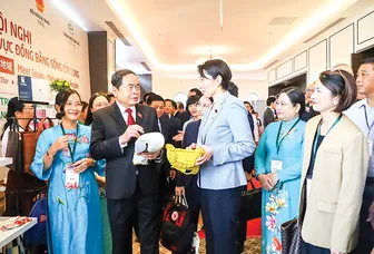 ទី​ក្រុង​កឹង​ធើនិង​បេស​កកម្ម​ជា​ច្រក​ទ្វារ​សមា​ហរ​ណ​កម្ម​តំ​បន់​វាល​រាប​ទន្លេ​គឺ​វឡុង​