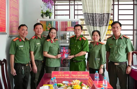Khảo sát, tặng sách và hướng dẫn xây dựng “Tủ sách Hồ Chí Minh” tại Công an TP Cần Thơ