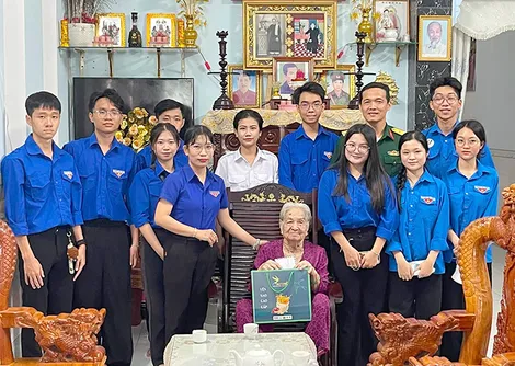Tuổi trẻ Cần Thơ tri ân các Mẹ Việt Nam Anh hùng và gia đình chính sách