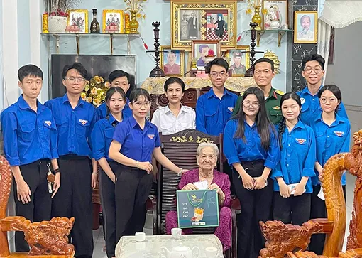 Tuổi trẻ Cần Thơ tri ân các Mẹ Việt Nam Anh hùng và gia đình chính sách