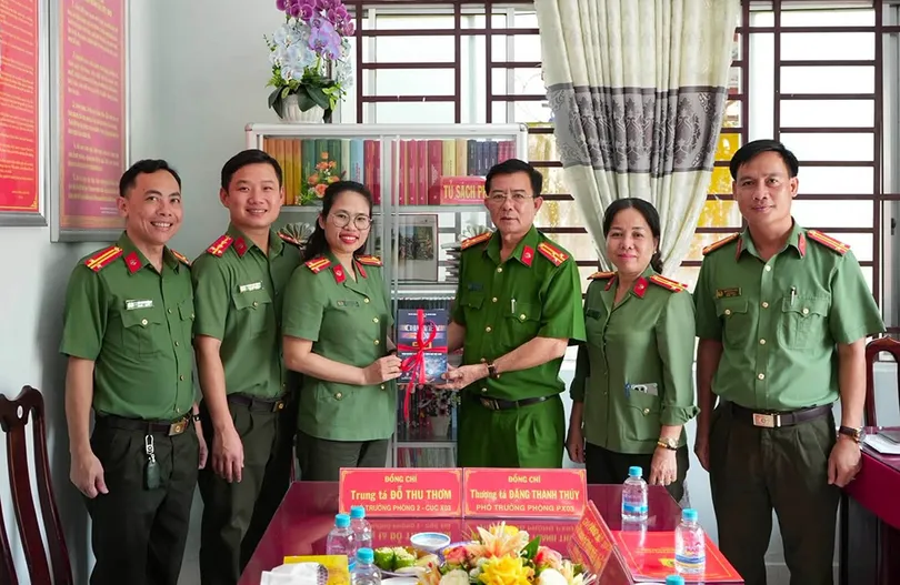 Khảo sát, tặng sách và hướng dẫn xây dựng “Tủ sách Hồ Chí Minh” tại Công an TP Cần Thơ