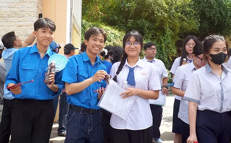 Từ 00 giờ ngày 20-7 đến 17 giờ ngày 21-7, thí sinh một số tỉnh, thành ĐBSCL sẽ thực hiện thanh toán trực tuyến trên Hệ thống hỗ trợ đăng ký xét tuyển