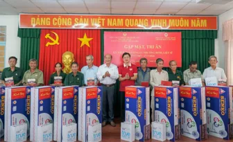Tặng quà thương binh, bệnh binh, hội viên cựu chiến binh Tặng quà thương binh, bệnh binh, hội viên cựu chiến binh
