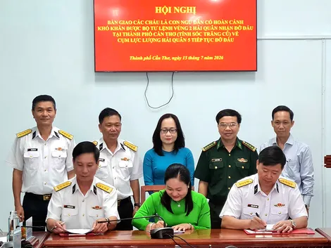 Bộ Tư lệnh Vùng 5 Hải quân nhận đỡ đầu con ngư dân tại TP Cần Thơ
