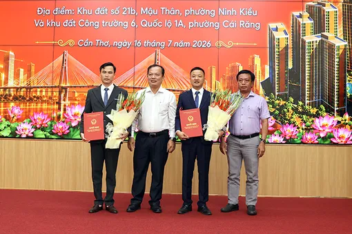 Trao quyết định chấp thuận chủ trương đầu tư, giao nhà đầu tư 2 dự án nhà ở xã hội