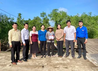 Lãnh đạo Ủy ban MTTQVN TP Cần Thơ thăm hộ dân bị sập nhà do mưa giông