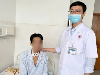 Mở đường thở cấp cứu bệnh nhân lao phổi bị biến chứng hiếm gặp