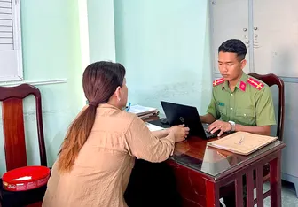 Công an xã Long Phú làm việc với các trường hợp vi phạm trên không gian mạng