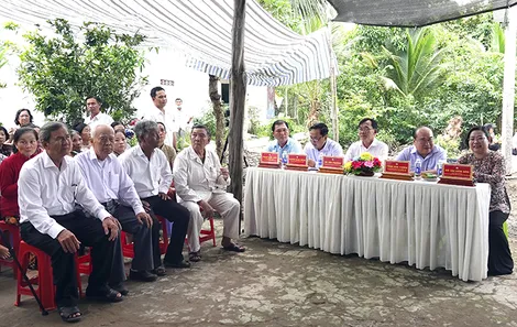 Bàn giao 200 căn nhà Đại đoàn kết và trao tặng 4.000 phần quà cho hộ nghèo