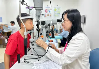 Ngăn ngừa nguy cơ trẻ bị tăng độ cận trong mùa hè