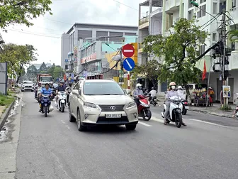 Thí điểm phân tách làn đường bằng dải phân cách cứng trên 7 tuyến đường của thành phố