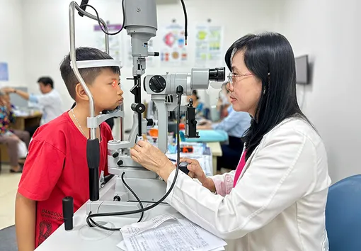 Ngăn ngừa nguy cơ trẻ bị tăng độ cận trong mùa hè