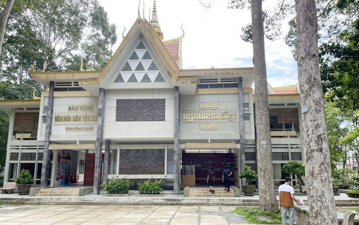 សារ​មន្ទីរ​វប្ប​ធម៌​ជន​ជាតិ​ខ្មែរ​ខេត្ត​វិញ​ឡុង កន្លែង​ទស្សនា​ដែល​ភ្ញៀវ​ទេស​ចរ​មិន​គួរ​ចោល​រំ​លង​